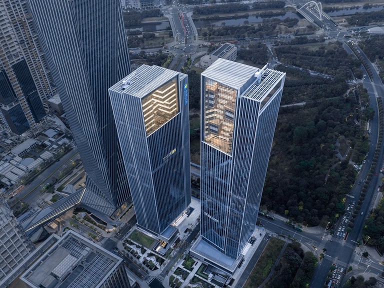 Goettsch Partners Completes Dual-Tower Headquarters Complex With Transparent "Sky Village" at the Top image 2
